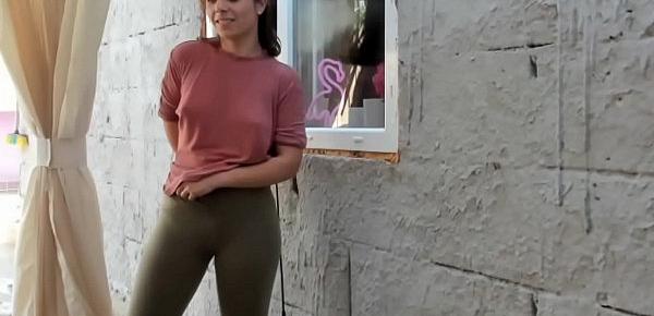  Cam model Nyconic fingers herself outside